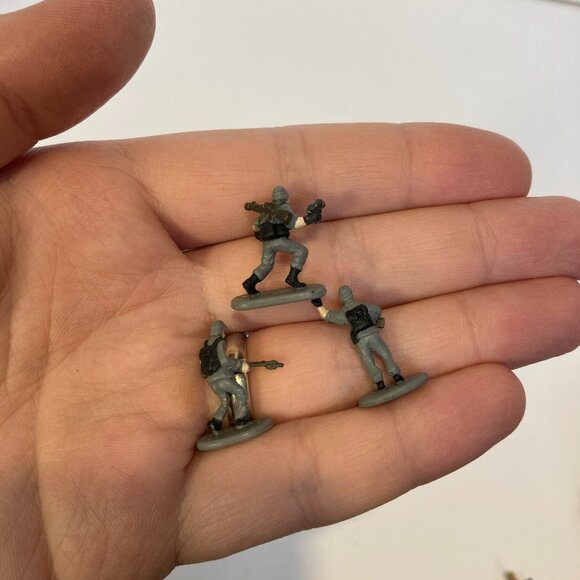Vintage Micro Machines Military Soldiers Lot of 11 Army Mini Men Galoob Toys - Picture 4 of 7